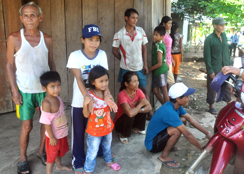 Động[-]đất[-]mạnh[-]4,7[-]độ[-]Richter[-]khiến[-]người[-]dân[-]Quảng[-]Nam,[-]Quảng[-]Ngãi[-]hoảng[-]loạn[-]bỏ[-]chạy[-]ra[-]khỏi[-]nhà.[-]Ảnh:[-]Trí[-]Tín.